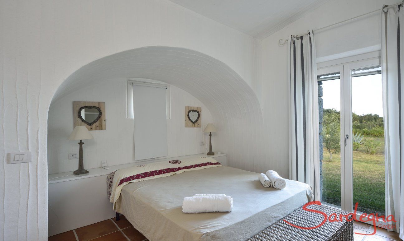 Li Conchi 37 | Camera 2 con letto matrimoniale e accesso al giardino Camera da letto