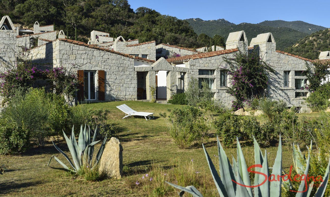 Li Conchi 37 | Veduta casa e giardino Veduta casa