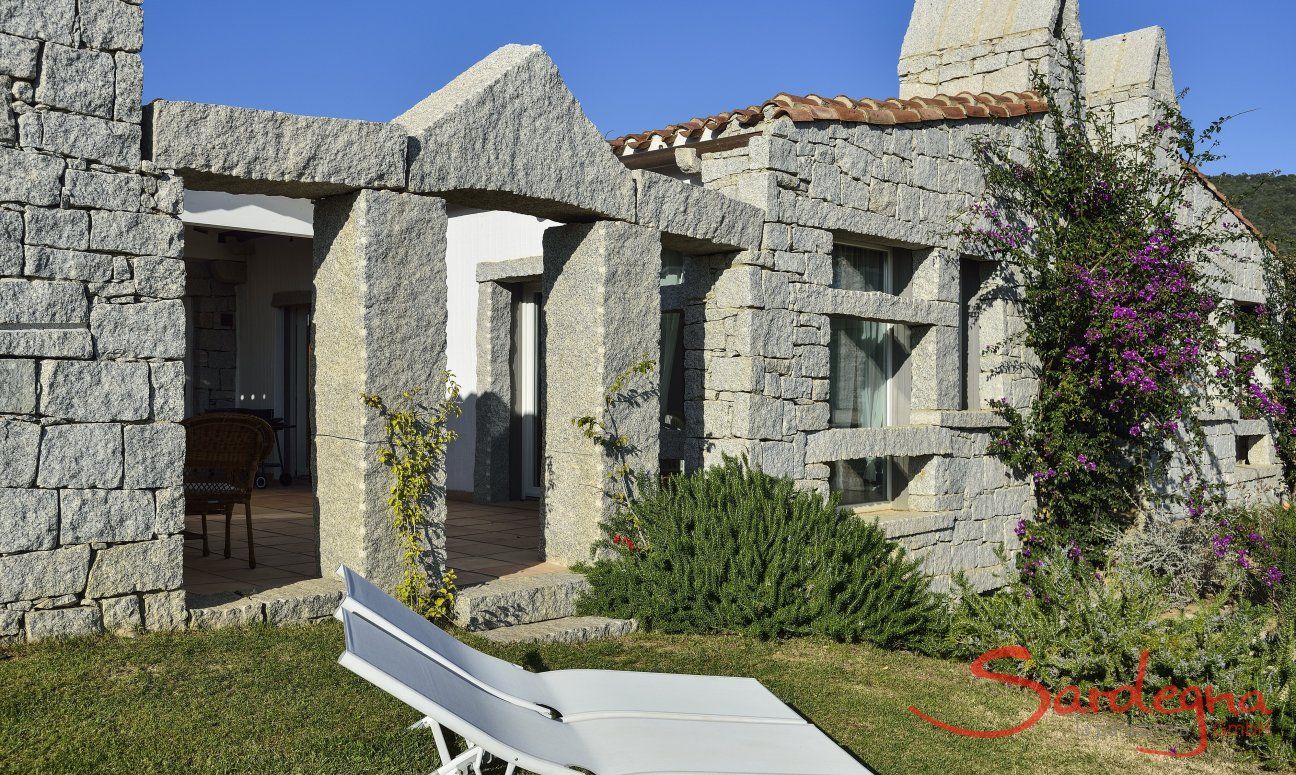 Li Conchi 37 | Giardino con lettini da sole e entrata terrazza Veduta casa