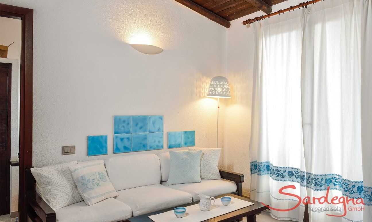 Apartment Nido 1 | Divano abbinato con le tende in stile sardo Divano