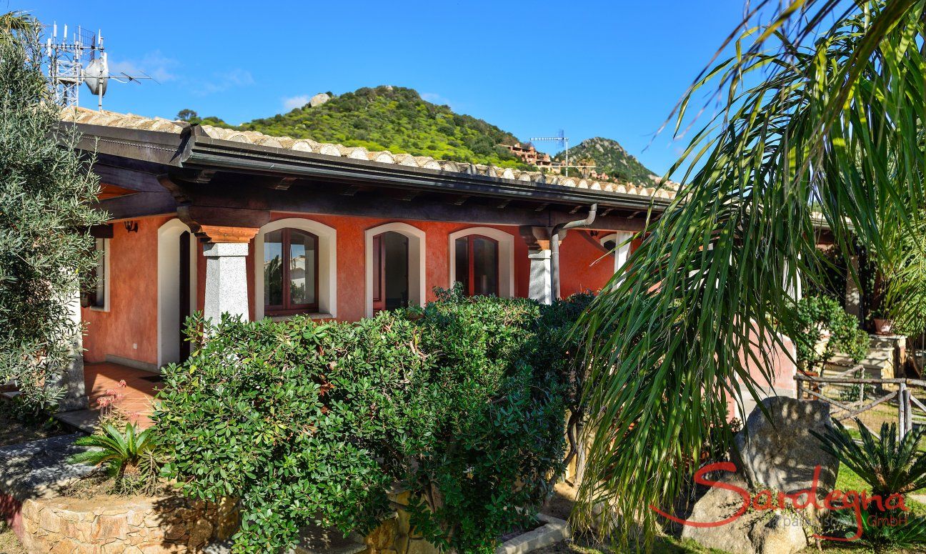 Villa Le Ginestre 1 | Fronte della casa con giardino Fronte della casa con giardino