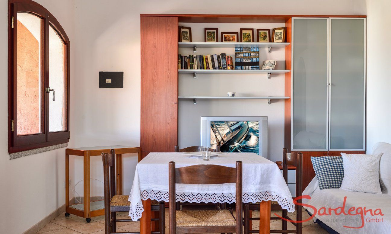 Villa Le Ginestre 2 | Sala al primo piano con tavolo, divano e libreria Sala al primo piano con tavolo, divano e libreria
