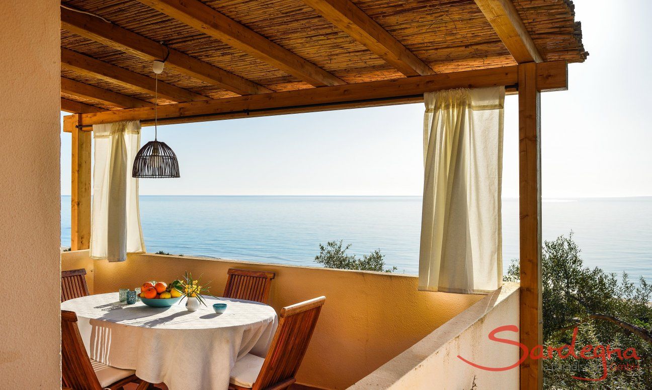 Apartment Nido 3 | Terrazza con tavolo per mangiare con vista mare 2017 03