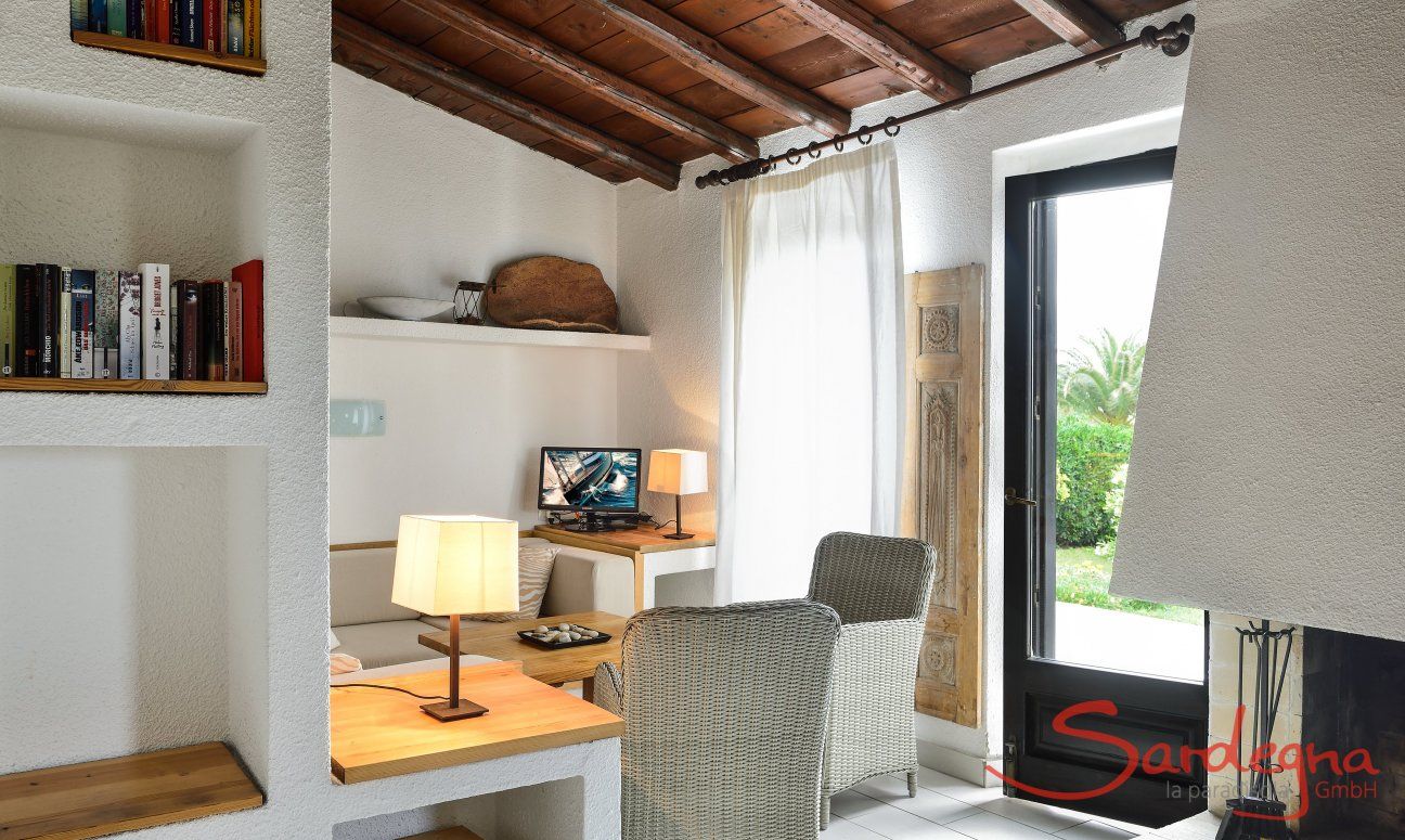 Villetta 3 | Sala con divano e caminetto interno Neu 2017/05