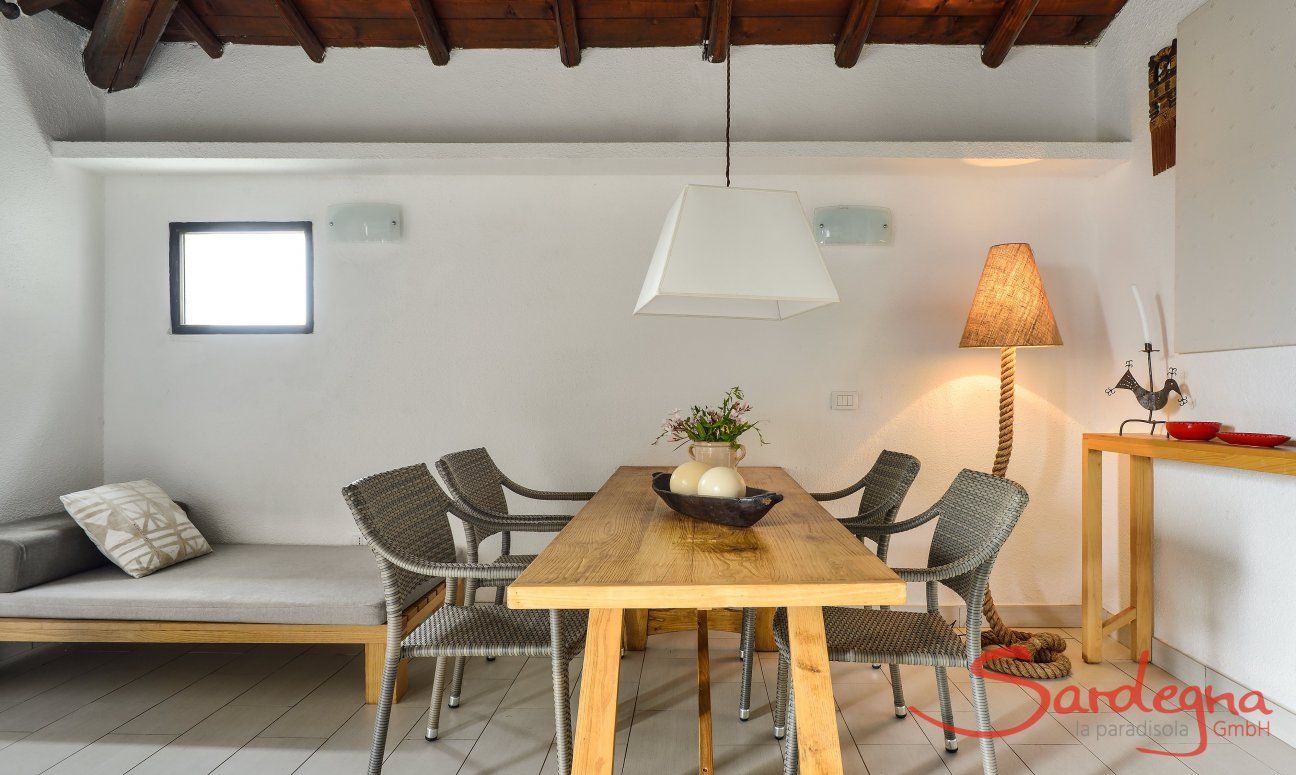 Villetta 3 | Zona pranzo e un letto da giorno Pranzo all'interno