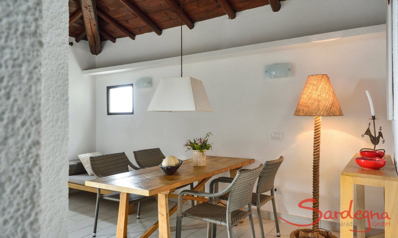 Villetta 3 | Zona pranzo con soffitto a travi Zona pranzo