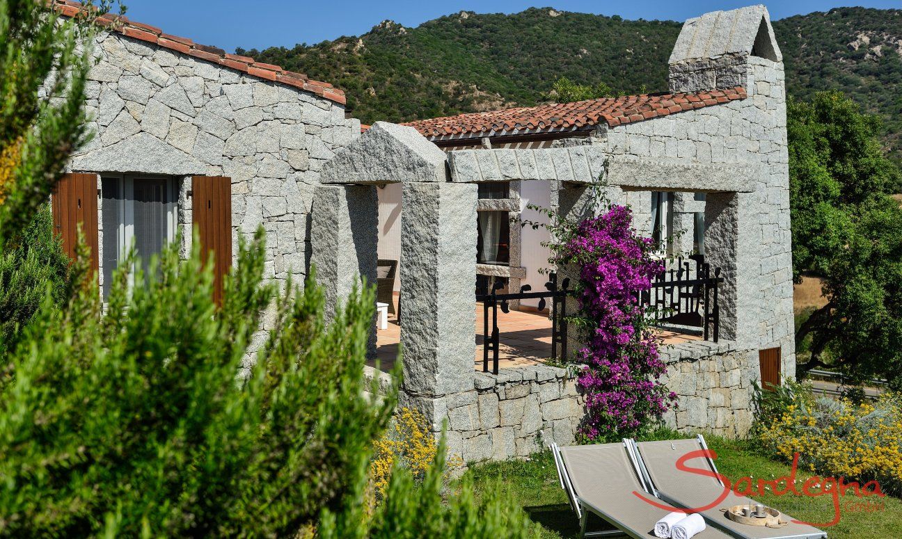 Li Conchi 4 | Casa in granito con giardino davanti Vista della Casa