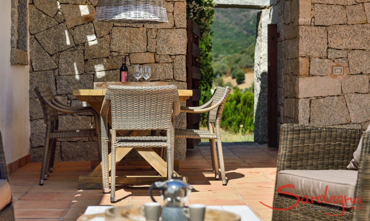 Li Conchi 4 | Patio con divano e tavolo Patio