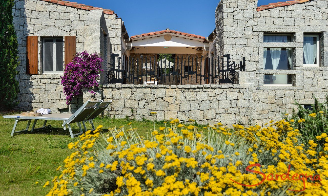 Li Conchi 5 | Casa di due unità divise da un patio arredato Vista frontale della casa vacanza Li Conchi 5