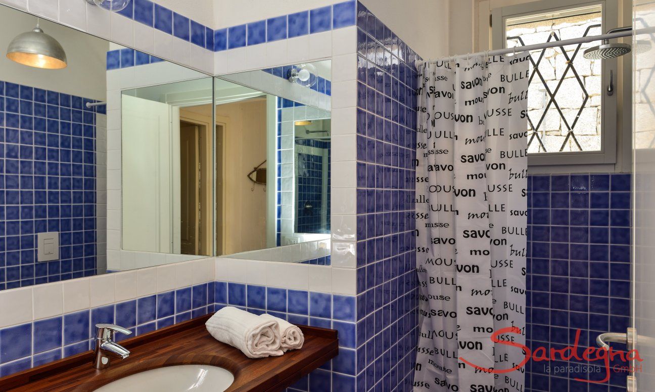 Li Conchi 5 | Bagno della camera 1 con doccia Bagno