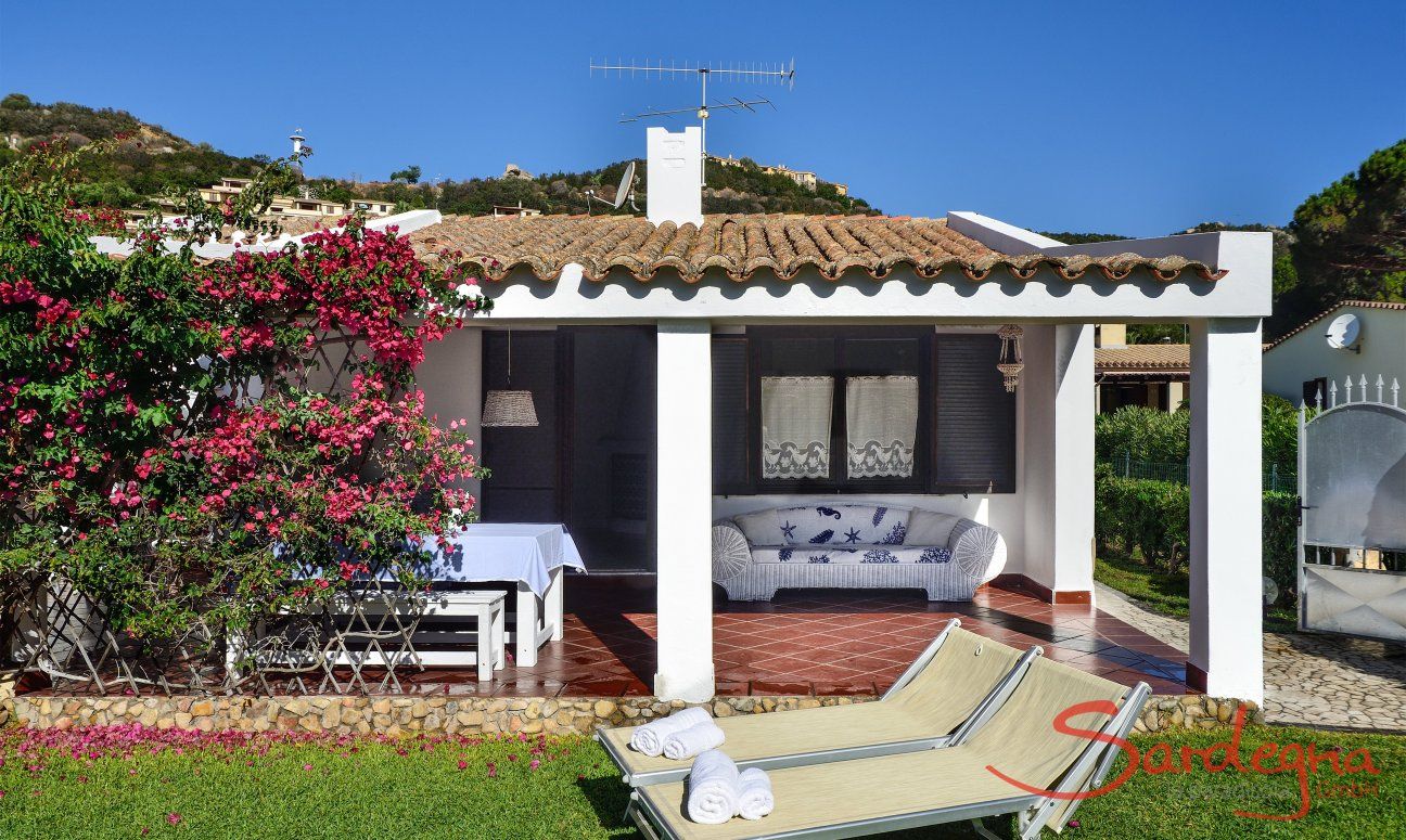 Villa Chiara | Casa con giardino e terrazza coperta con divano Vista della Casa
