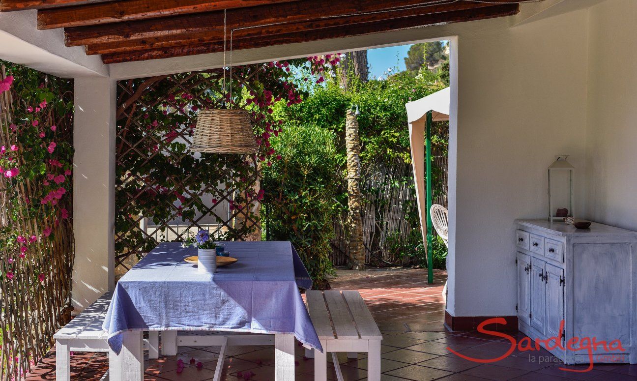 Villa Chiara | Terrazza coperta arredata con tavolo per mangiare Terrazza