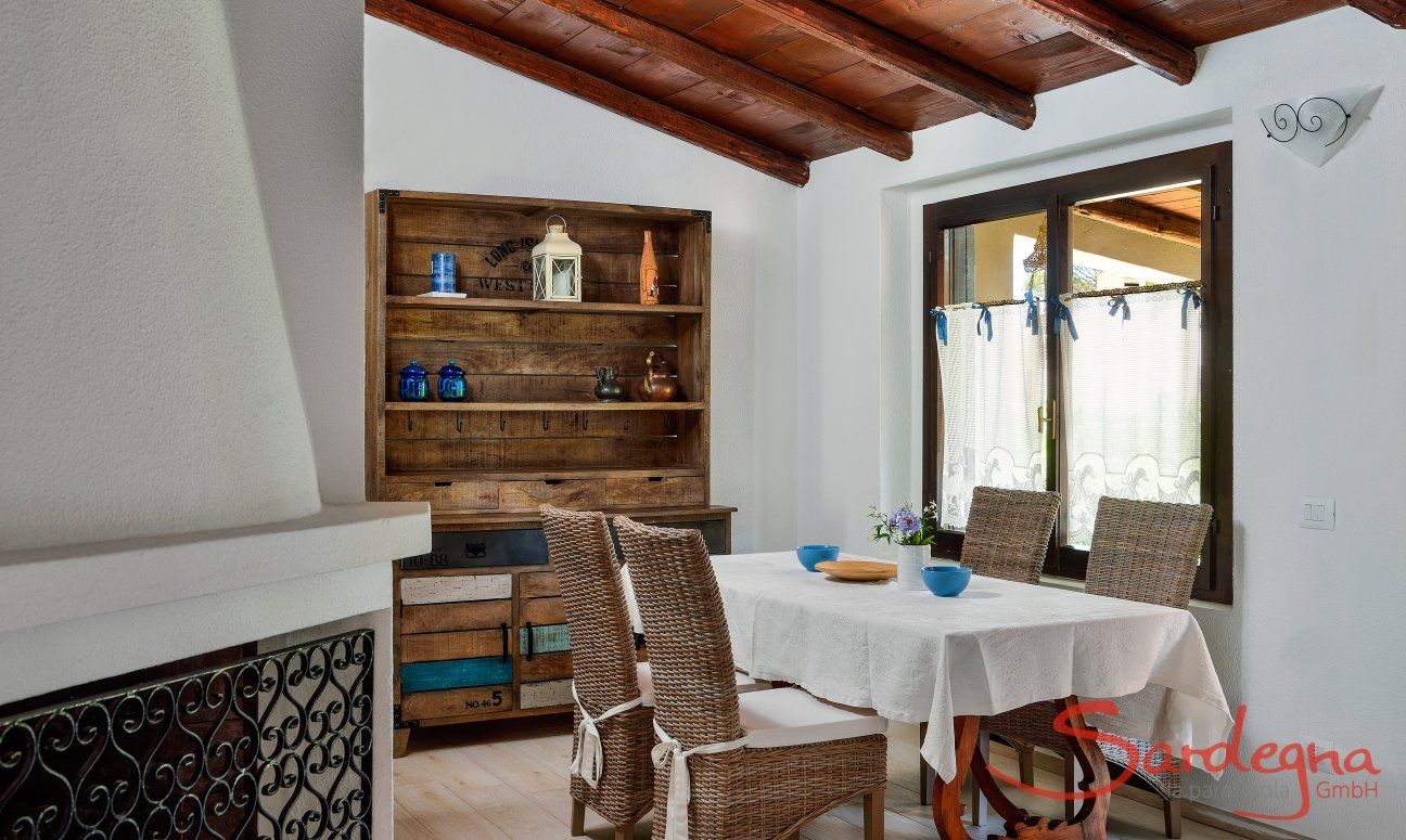 Villa Chiara | Zona pranzo e camino nella sala Soggiorno