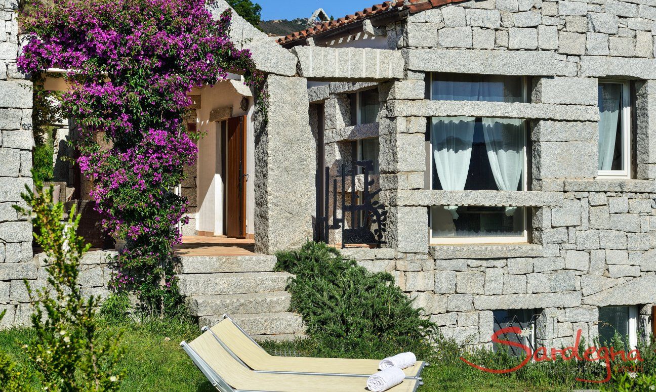 Li Conchi 15 | Casa in granito con bougainville in fiore Vista della Casa