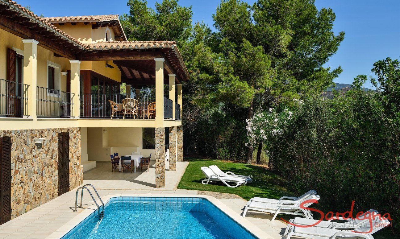 Villa Le Poiane | Piscina grande immerso nel verde Piscina e Villa