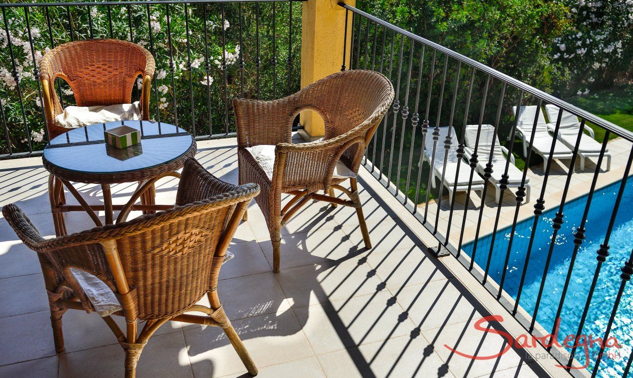 Villa Le Poiane | Terazza sopraelevata con tavolo da cafè Terazza sopraelevata