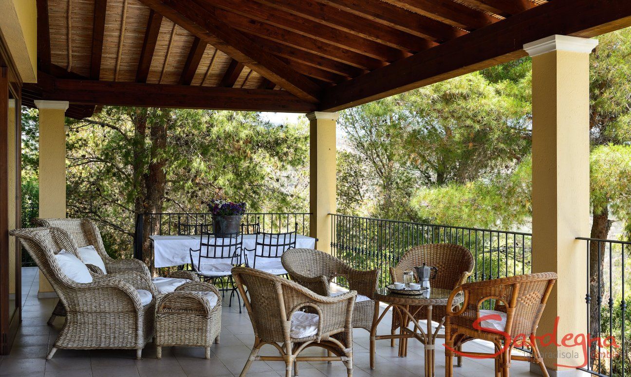 Villa Le Poiane | Terrazza coperta con comodi mobili Terrazza
