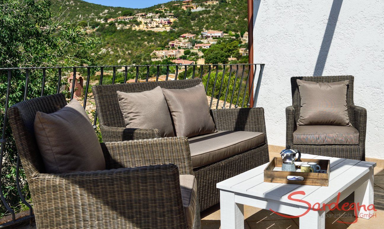 Apartment Orchidea-C | Divano esterno nella veranda Sardegna