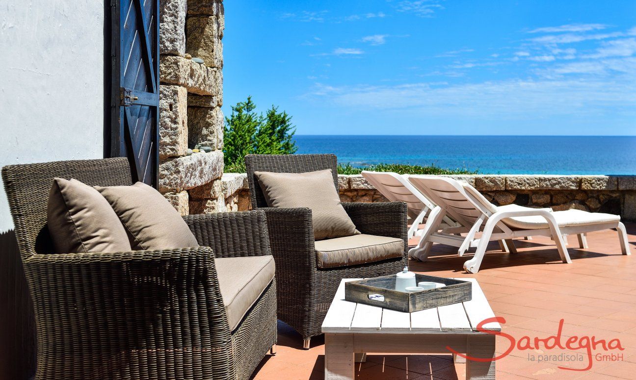 Terrazza con divano, lettini da sole e vista mare, Casa 24, Sant Elmo