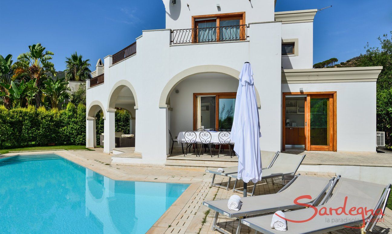 Villa del Campo | Vista sulla casa e la piscina privata Vista sulla casa