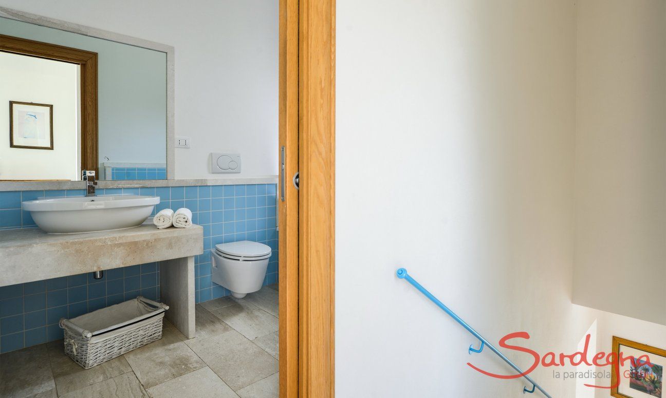 Villa del Campo | Bagno al primo piano e scale che portano al pianterreno Bagno al primo piano