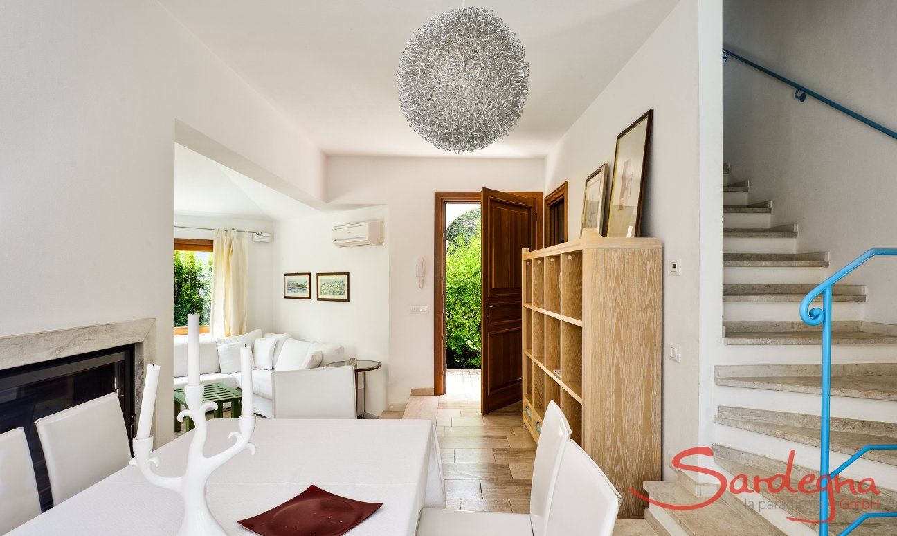 Villa del Campo | Zona pranzo con scale al primo piano Zona pranzo con scale al primo piano