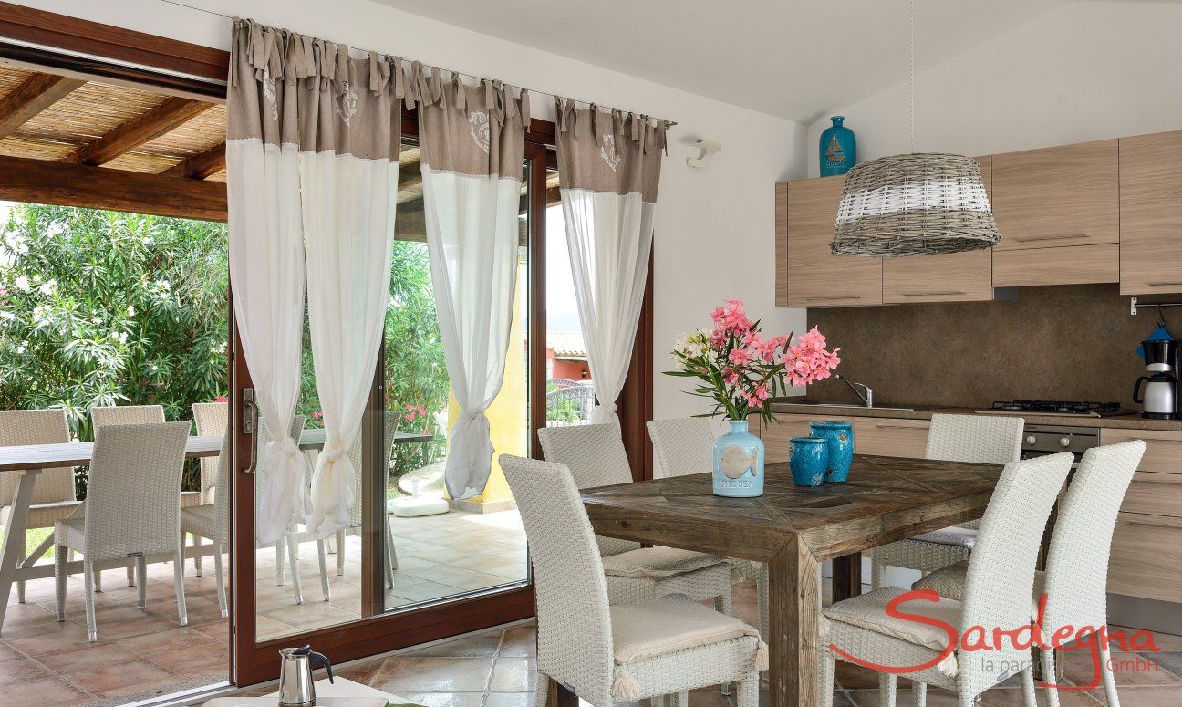 Villa Campidano 8 | Zona pranzo con cucina, tavolo e vista sul giardino Sala pranzo con cucina