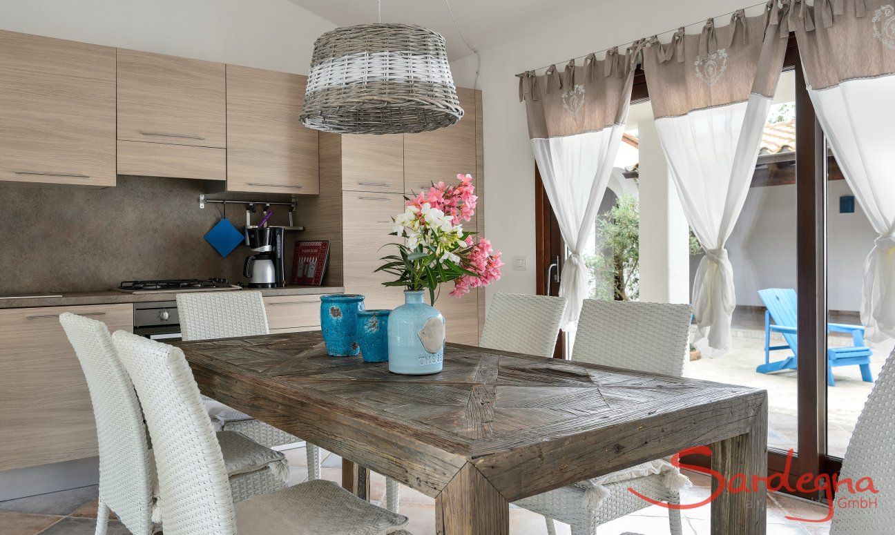 Villa Campidano 8 | Zona pranzo con cucina, tavolo e vista sul cortile privato Sala pranzo