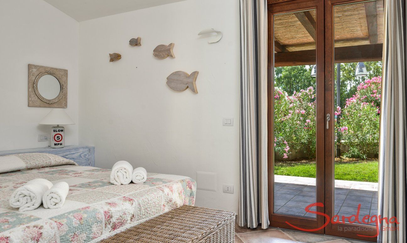 Villa Campidano 8 | Camera 1 con letto matrimoniale e accesso al giardino Camera e giardino