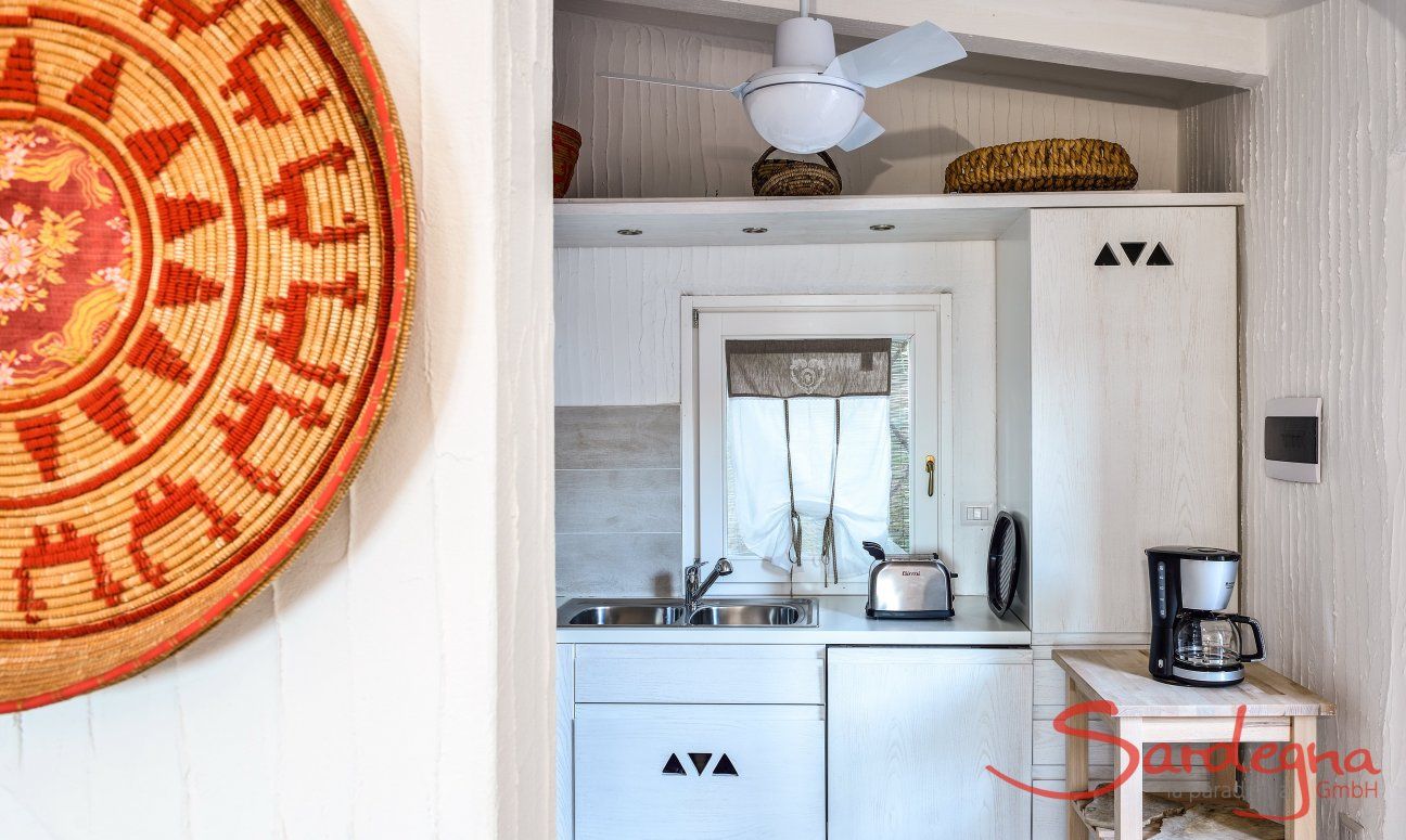 Casa 8 | Un cesto sardo decora il muro separatore tra sala e cucina New Photos