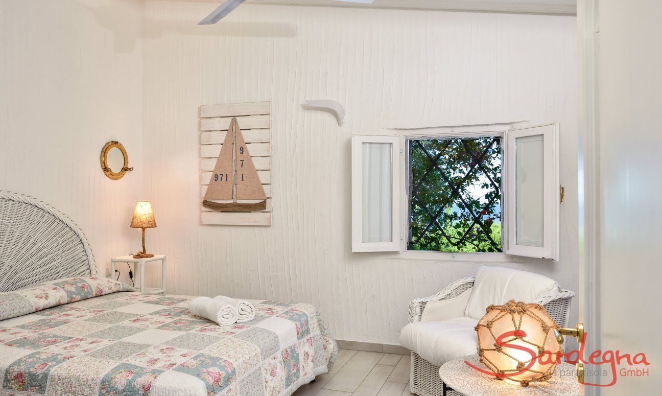 Casa 8 | Camera 1 con letto matrimoniale e vista giardino e mare Camera da letto