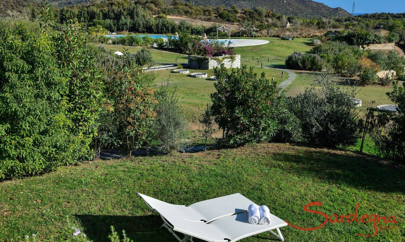 Giardino con vista sulla piscina