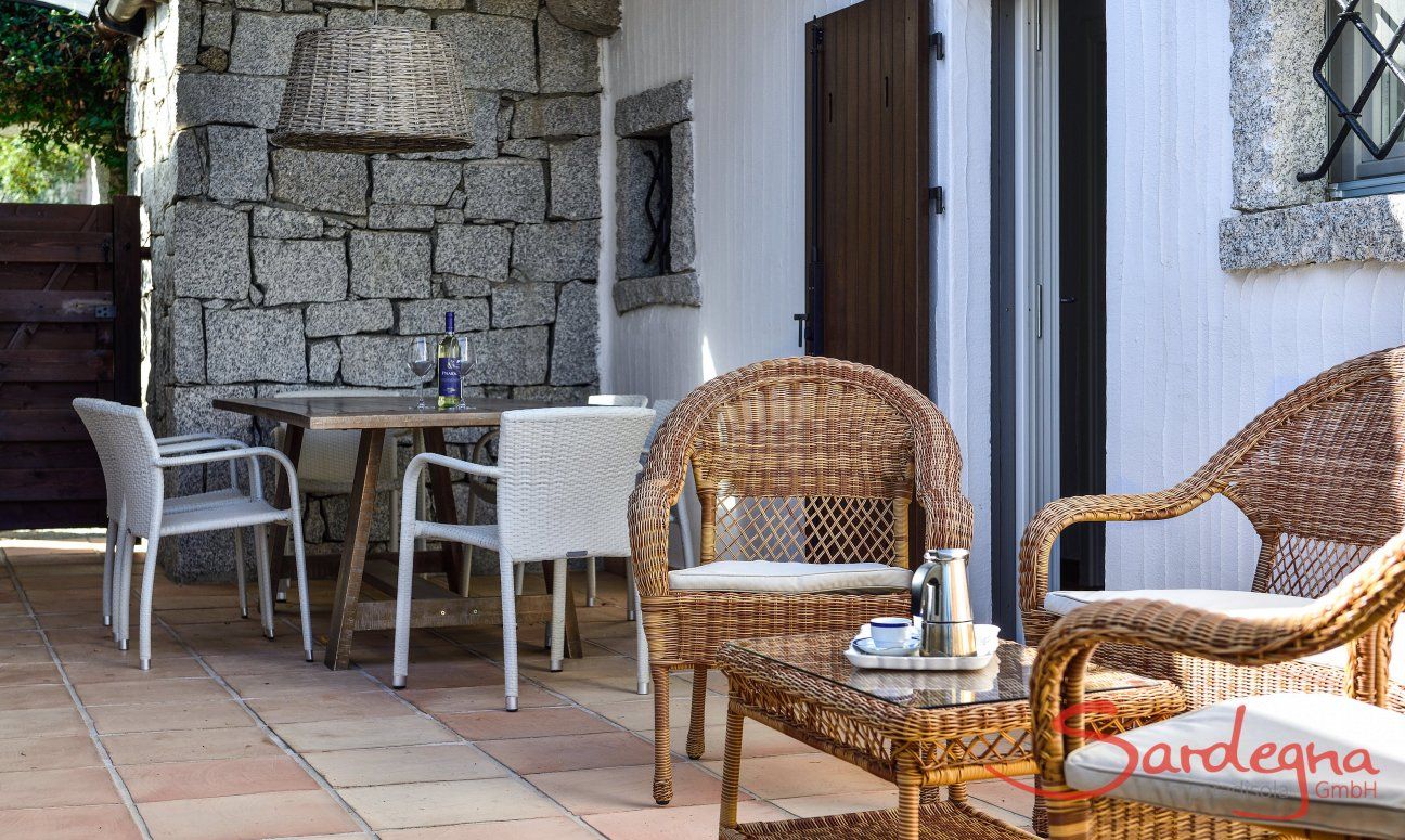 Li Conchi 27 | Il patio con divanetto e tavolo per mangiare divento un salotto all'aria aperta New Photos