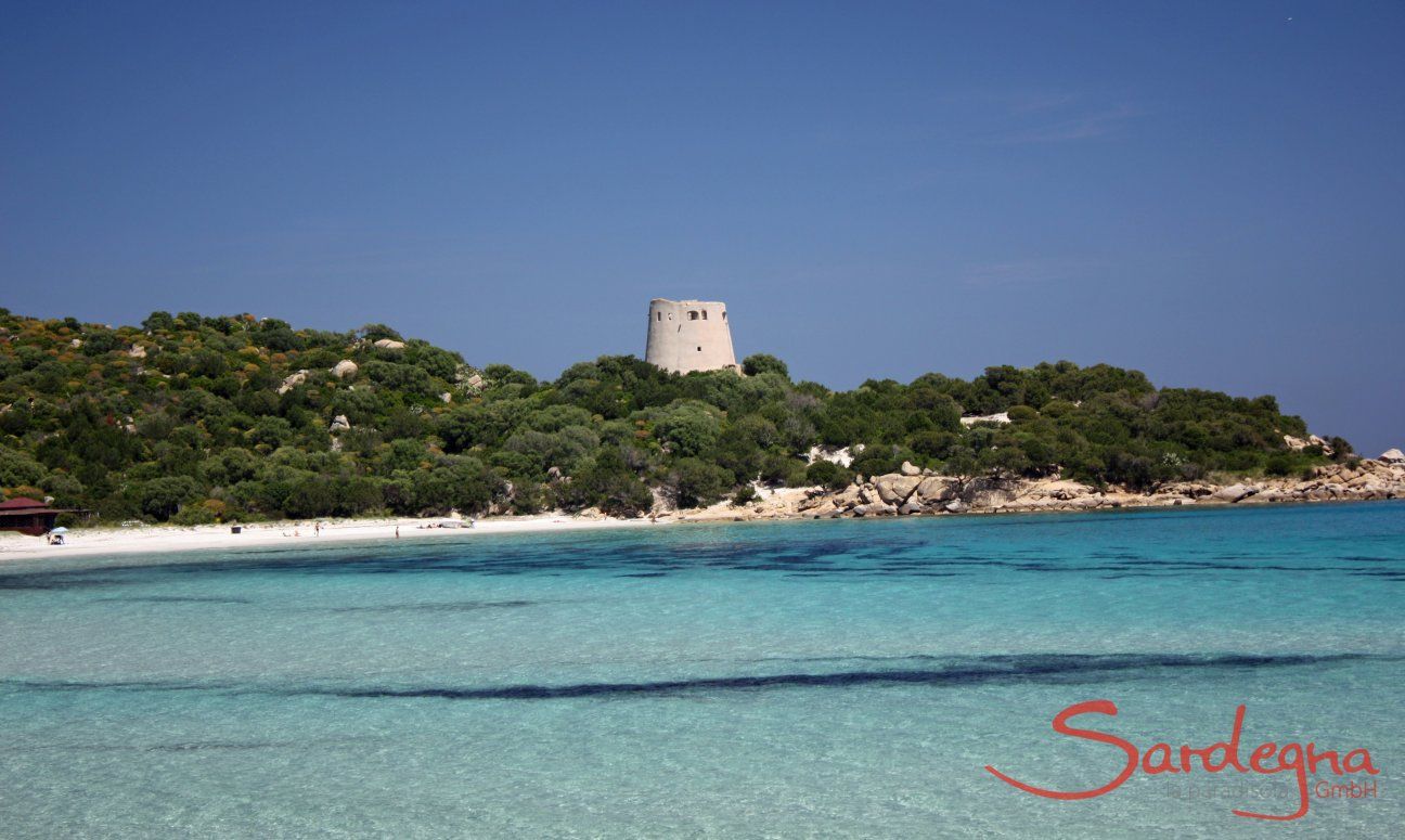 Acqua cristallina, sabbia bianca e la torre spagnola della baia di Cala Pira