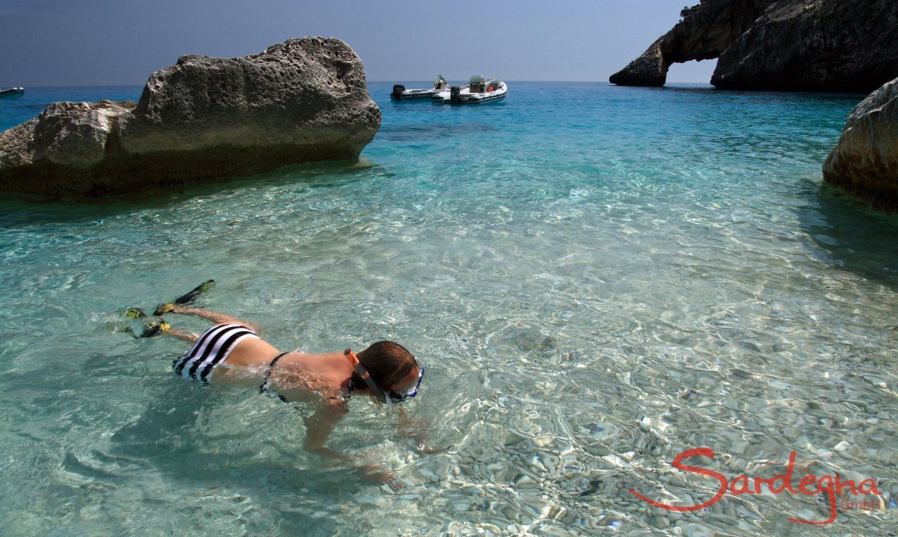 Giovane ragazza con maschera e pinne nelle acque trasparenti di Cala Goloritze