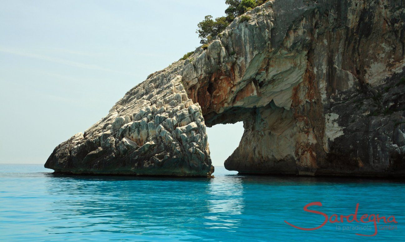 Arco nelle rocce di  Cala Goloritze formato dalle forze della natura