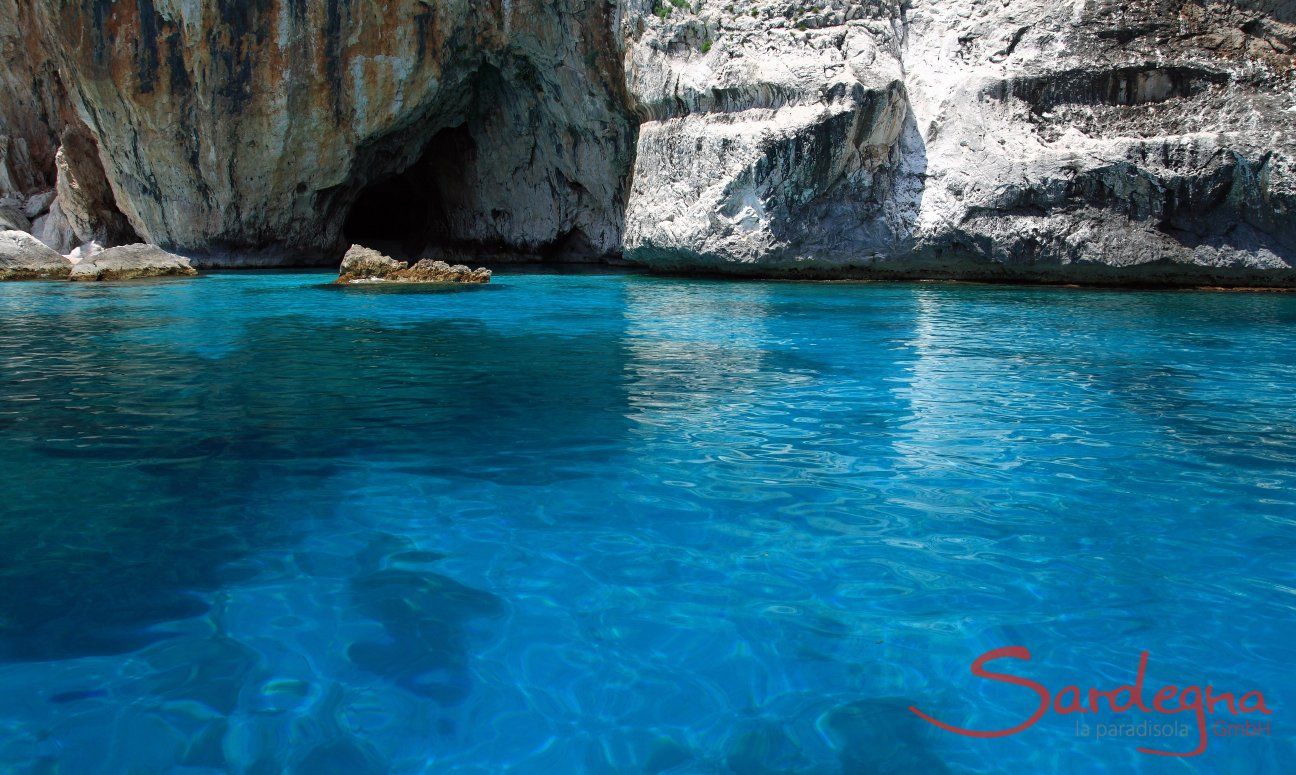 Variazioni di blu inauditi del mare di Cala Luna