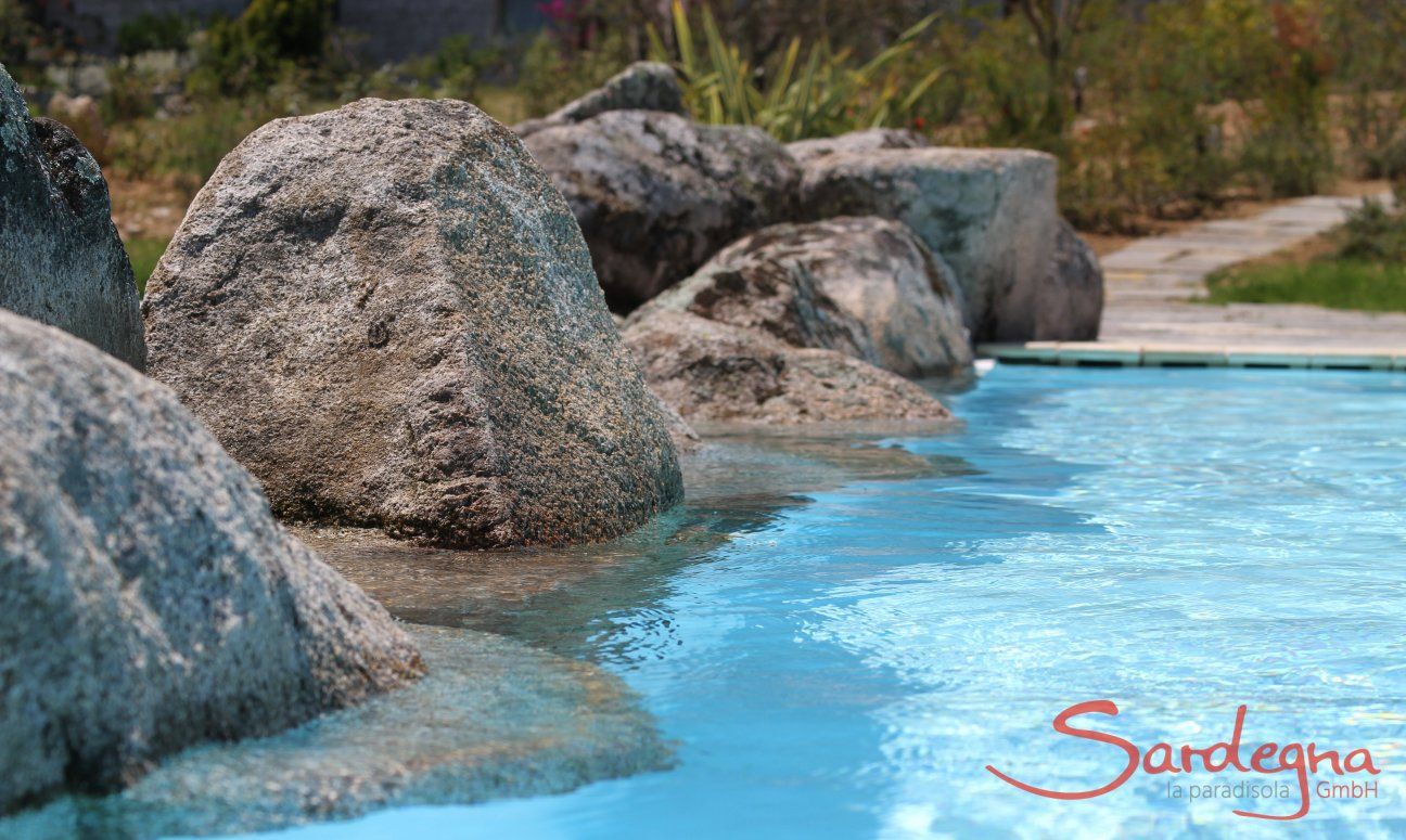Li Conchi 35 | Piscina con il bordo fatto da rocce in granito Piscina con il bordo fatto da rocce in granito