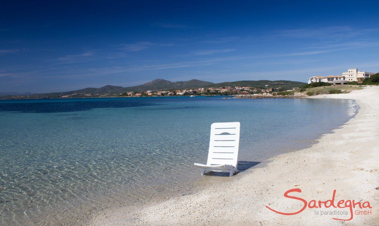 Spiaggina bianca sulla battiggia della spiaggia di Golfo Aranci con l'acqua cristallina