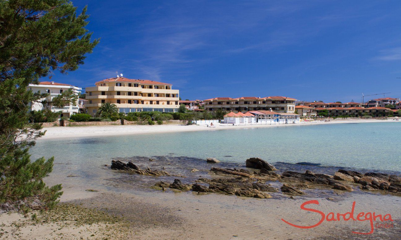 Spiaggia bianca e mare cristallina davanti alle case di Golfo Aranci