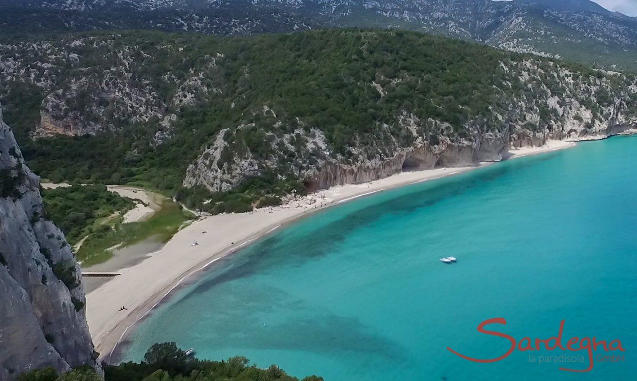 Vista aerea della spiaggia di Cala Luna