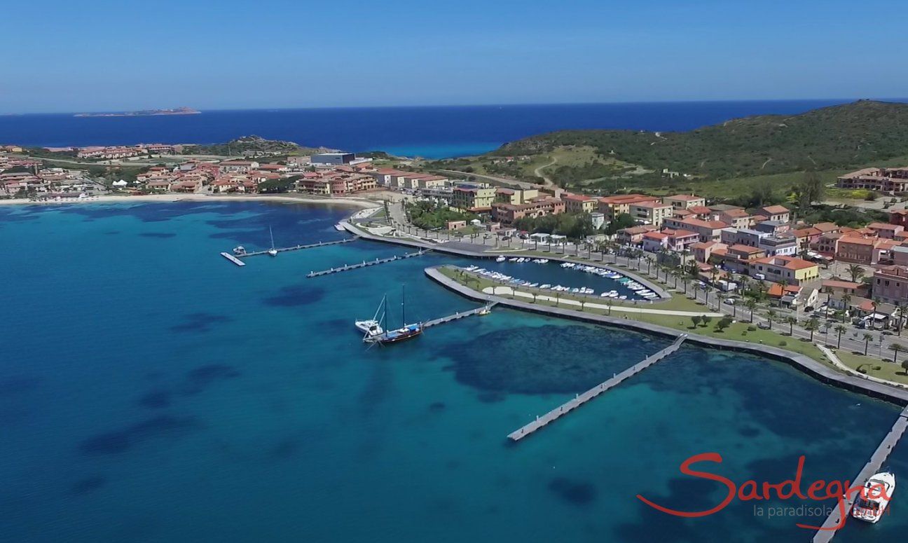 Vista aerea di Golfo Aranci con passeggiata al porto e spiaggia