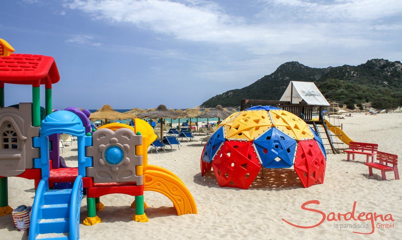 Giochi in plastica colorata per bambini sulla spiaggia di Cala Sinzias