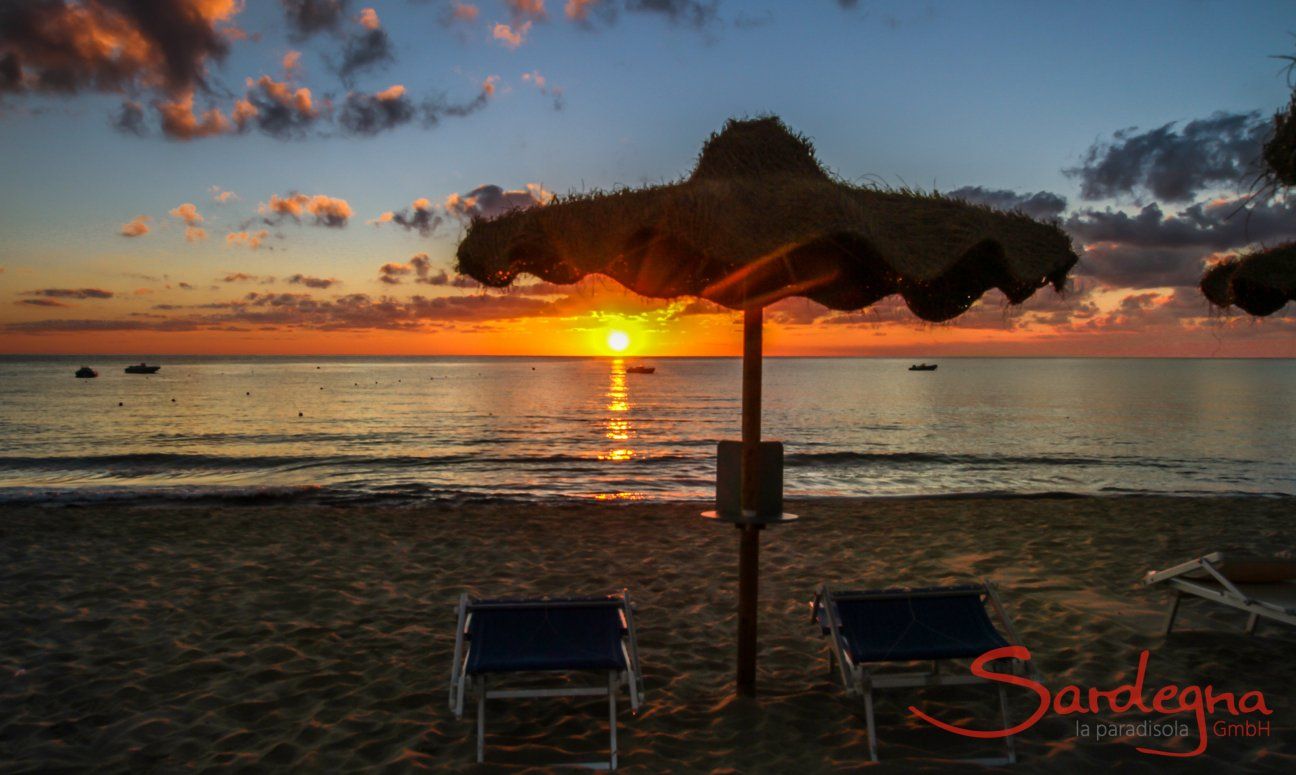 Alzare del sole sulla spiaggia di Cala Sinzias