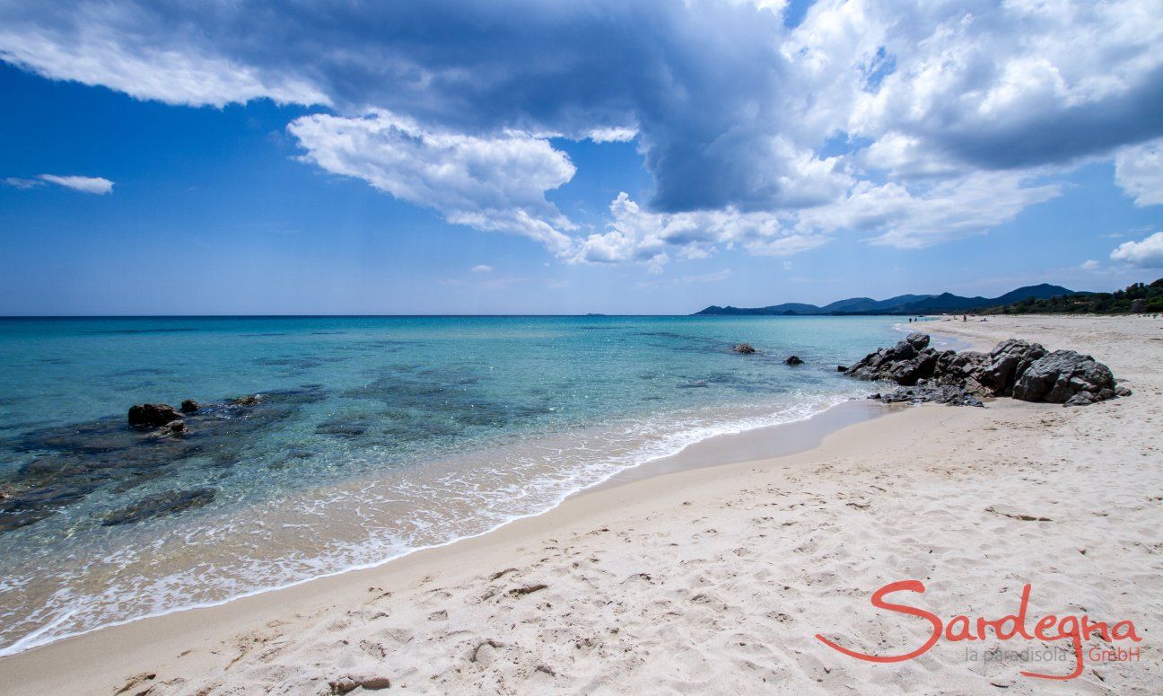 Spiaggia larga di sabbia bianca a Costa Rei