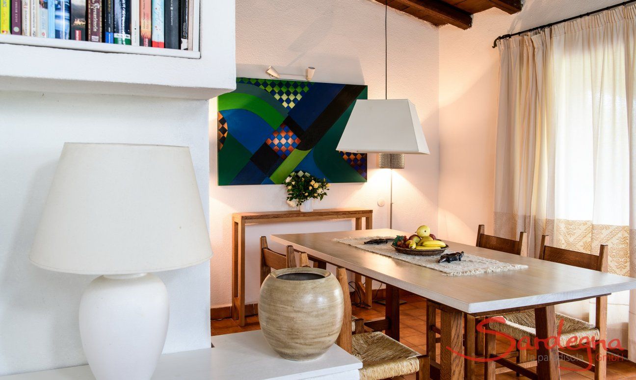 Villa Kika | Tavolo da pranzo con e dipinto di un'artista famosa Tavolo da pranzo con e dipinto di un'artista famosa