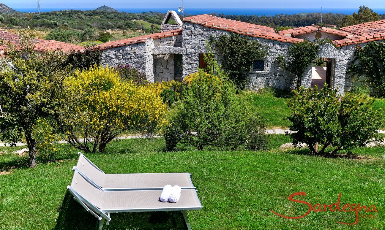 Li Conchi 31 | Giardino con lettini da sole e vista mare Ingresso e mare all'orizzonte