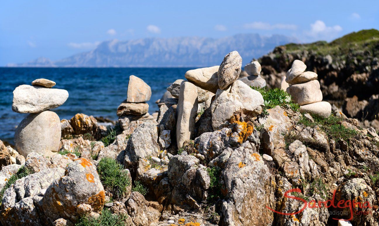 Pietre con l'anima e l'isola di tavolara all'orizzonte