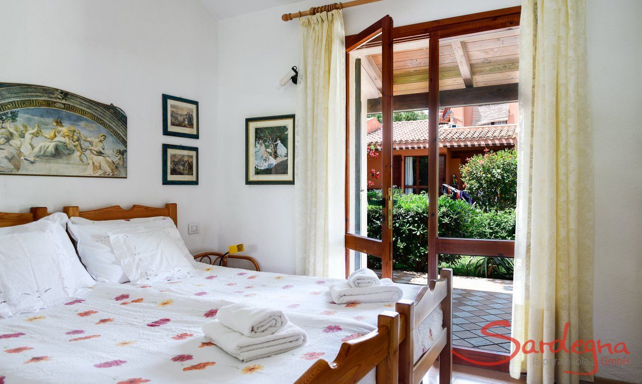 Villa Mare Turagri | Camera 1 con letto matrimoniale e accesso al giardino Camera