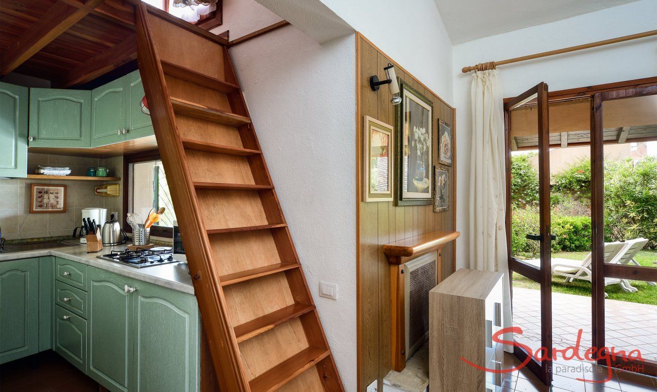 Villa Mare Turagri | Sala, cucina e scala per il soppalco Sala, scale, cucina